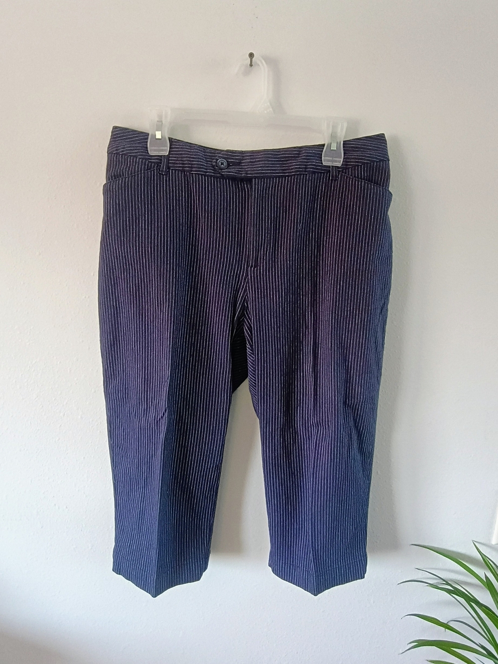St Johns Bay Womens 14 Navy Pinstripe Stretch Capri Pants Cropped Preppy Classic